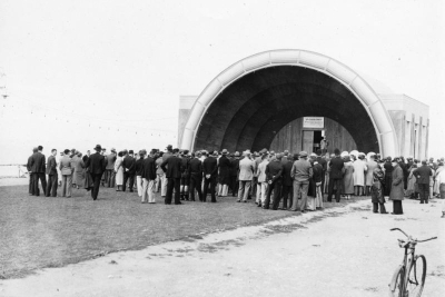 1935: Iconic Soundshell and colonnade built